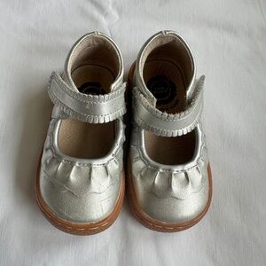 Livie & Luca Toddler Girls First Walker Mary Janes Silver Ruffle SZ 5